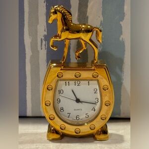 Horseshoe mini clock